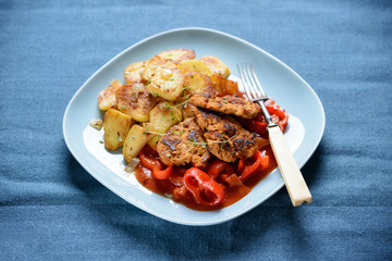 Röstkartoffeln mit Sojafleisch und Paprikagemüse, vegan