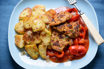 Röstkartoffeln mit Sojafleisch und Paprikagemüse, vegan