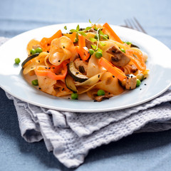 Bandnudeln mit Tofu und Gemüse, vegan