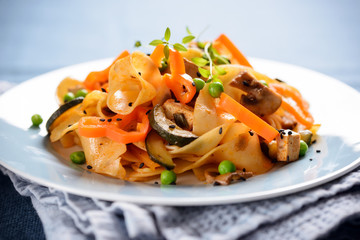 Vegane Bandnudeln mit Tofu und Gemüse