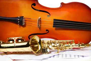 Violoncello and alto saxophone on musical notes