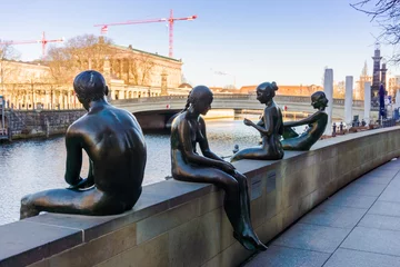 Fotobehang sculptures at Spreepromenade, Berlin. © EwaStudio