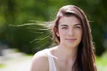 Naklejka premium Close up Of A Pretty young adult woman smiling at the camera