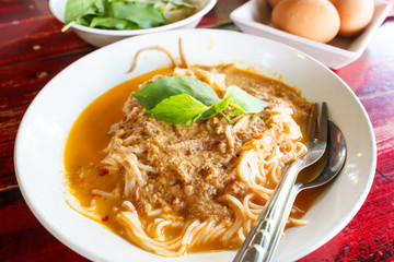 Kanom jeen namya (white noodles with fish curry sauce).