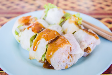 Thai spring roll with spicy sauce, vegetables
