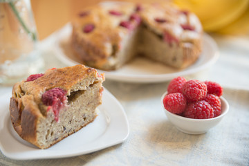 Bananenkuchen mit Himbeeren