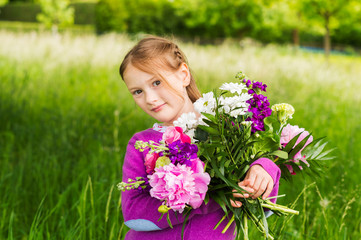 Naklejka premium Little girl with flowers