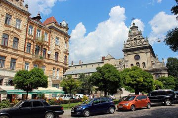 Naklejka premium street in Lviv with parked cars
