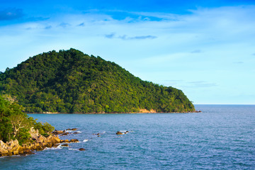 Obraz premium blue sea with mountain and blue sky in Chanthaburi, Thailand