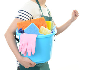 お掃除をする女性