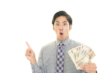 紙幣を持つ男性