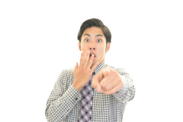 驚く男性