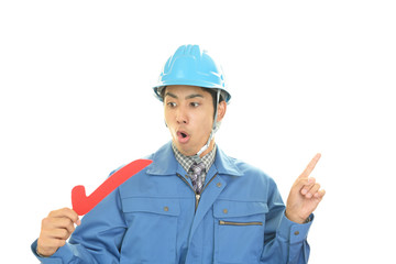 驚いた表情の作業員