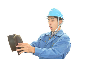 困惑した表情の作業員