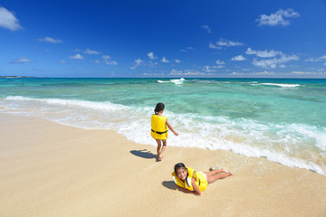 Obraz premium 海辺で寛ぐ笑顔の女の子