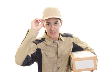 荷物を運ぶ笑顔の男性