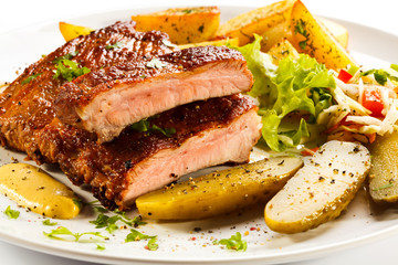 Tasty grilled ribs with vegetables 