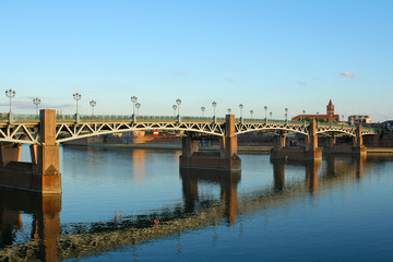 Fototapeta na wymiar Pont Saint-Pierre de Toulouse
