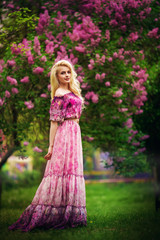 Obraz na płótnie Canvas Beautiful young woman in spring garden