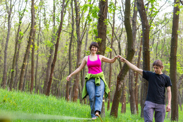 Fototapeta premium couple on slackline