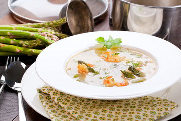 Spargel cream suppe mit garnelen 