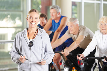Fototapeta premium Frau als Trainerin für Senioren im Fitnesscenter