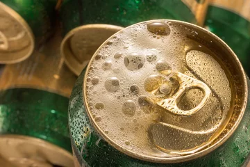 Foto op Canvas Close-up koud blikje bier met schuim. © nayneung1