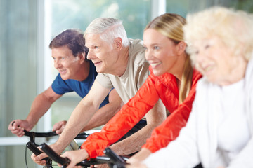 Senioren trainieren beim Spinning