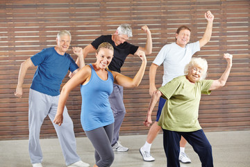 Gruppe Senioren tanzt Bokwa im Fitnesscenter