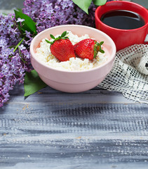 Cottage cheese with fresh strawberries