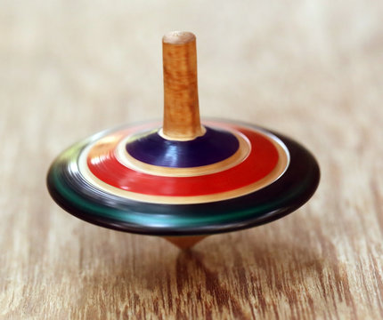 Decorative top spinning