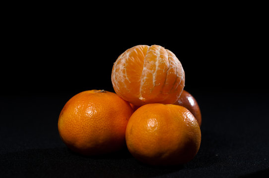 deliziosi e succosi mandarini su sfondo nero