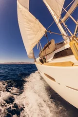 Photo sur Plexiglas Naviguer Vue grand angle de bateau à voile dans la mer