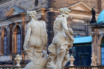 Fototapeta na wymiar Naked women statues near Theaterplatz
