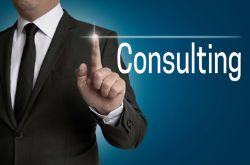 consulting touchscreen wird von Geschäftsmann bedient