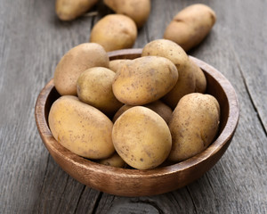 Fototapeta na wymiar Raw potatoes in bowl