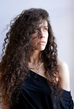 Frau mit braun gelockten Haaren