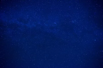 Rolgordijnen Blauwe donkere nachtelijke hemel met veel sterren © Pavlo Vakhrushev