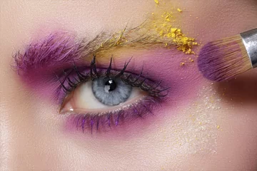 Zelfklevend Fotobehang Sluit de ogen, maak kleurrijke oogschaduw en eyeliner © ipag