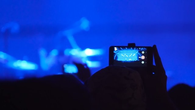 Filmen mit Handy an Konzert