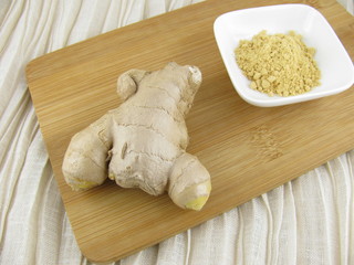 Gemahlener Ingwer und Ingwerknolle
