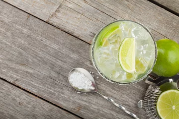 Foto op Plexiglas Klassieke margarita-cocktail met zoute rand © karandaev