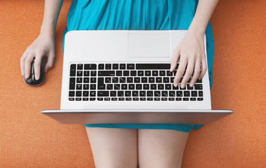 Donna con computer su gambe 