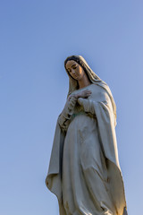 Fototapeta premium La vierge Marie à Oingt au pays des Pierres Dorées