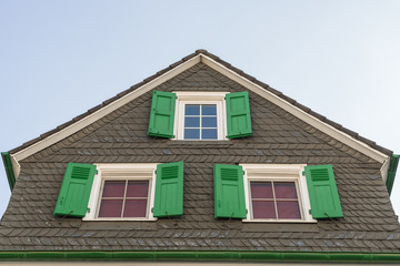 Fassade mit grüne Fensterläden