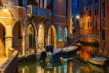 Rolgordijnen Kanaal Nacht zijkanaal en brug in Venetië, Italië
