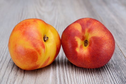 Due pesche noci su legno