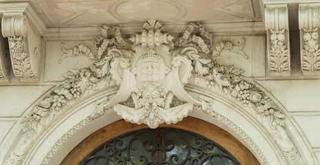 Détail architectural sur immeuble de Nîmes