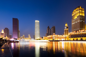 Naklejka premium modern buildings at riverbank