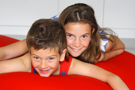 FRATELLI SU POUF ROSSO